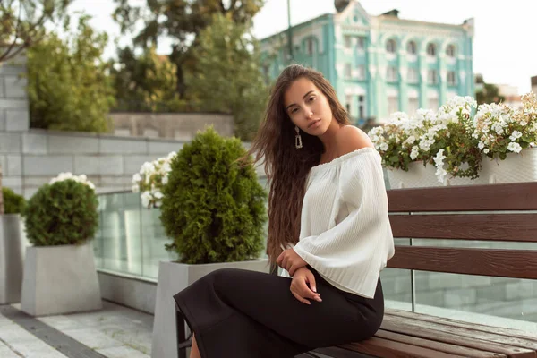 İş tarzı giyinmiş bir kız.