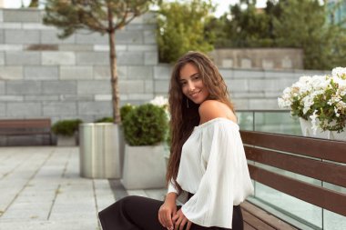 İş tarzı giyinmiş bir kız.