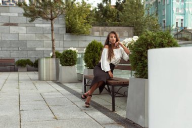 İş tarzı giyinmiş bir kız.