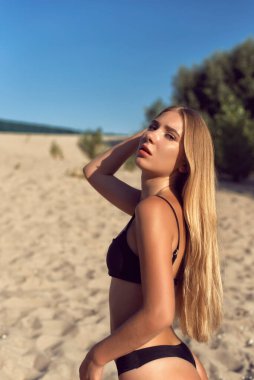 Sıcak bir yaz yürüyüşünde sarışın