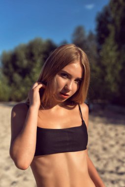 Sıcak bir yaz yürüyüşünde sarışın