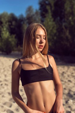 Sıcak bir yaz yürüyüşünde sarışın