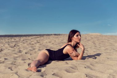 Kumsalda güneşli bir yaz günü