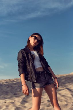 Kumsalda güneşli bir yaz günü