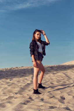 Kumsalda güneşli bir yaz günü