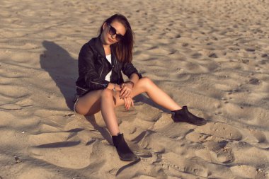 Kumsalda güneşli bir yaz günü