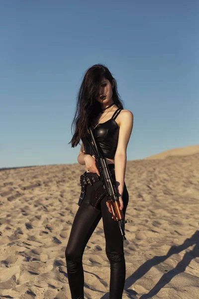 Elinde silah olan bir kız.