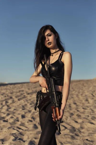 Elinde silah olan bir kız.