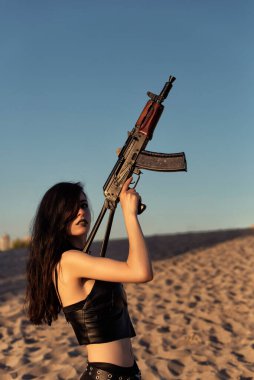 Elinde silah olan bir kız.
