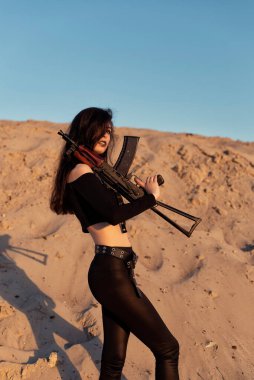 Elinde silah olan bir kız.