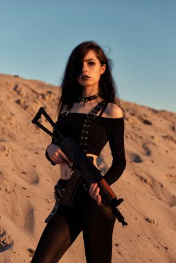 Elinde silah olan bir kız.