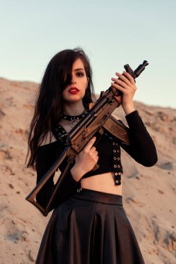 Elinde silah olan bir kız.