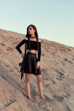 Elinde silah olan bir kız.