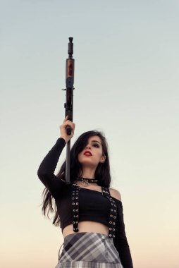 Elinde silah olan bir kız.