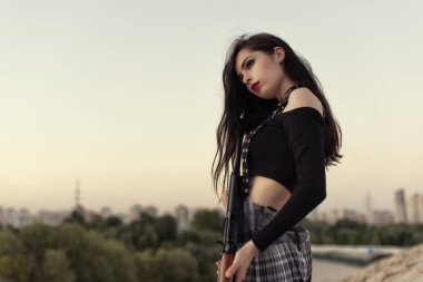 Elinde silah olan bir kız.