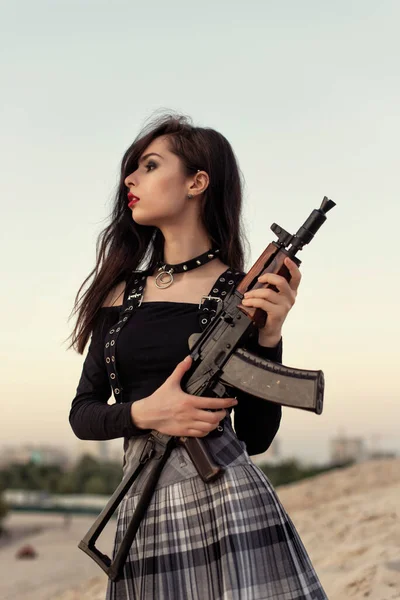 Chica Con Arma Sus Manos —  Fotos de Stock