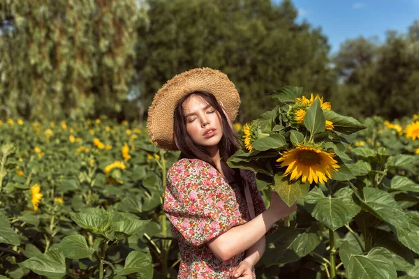 ブルネットの女の子と夏の晴れた日 — ストック写真