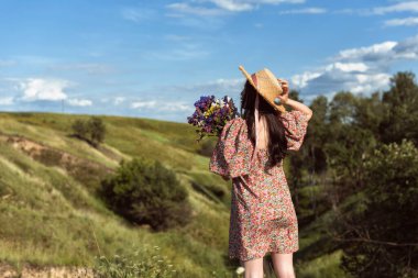 Esmer kız ve yaz güneşli günü