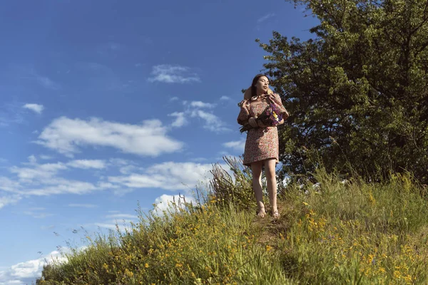 ブルネットの女の子と夏の晴れた日 — ストック写真