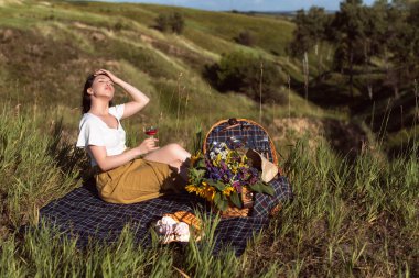 Esmer kız ve yaz güneşli günü