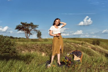 Esmer kız ve yaz güneşli günü