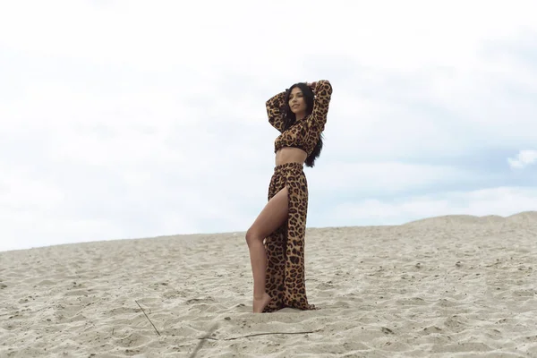 Kum tepelerindeki kız bulutlu bir günde