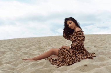 Kum tepelerindeki kız bulutlu bir günde