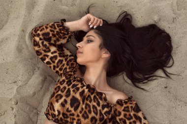 Kum tepelerindeki kız bulutlu bir günde