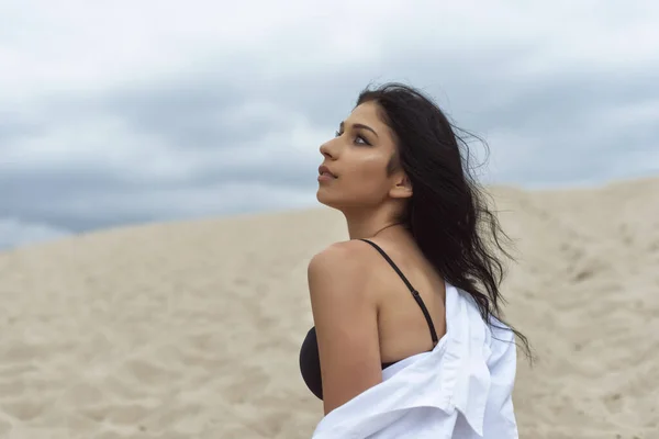 Girl Dunes Cloudy Day — Stockfoto