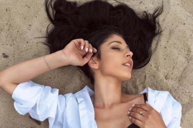 Kum tepelerindeki kız bulutlu bir günde