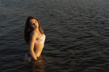 Nehir boyunca yaz yürüyüşü