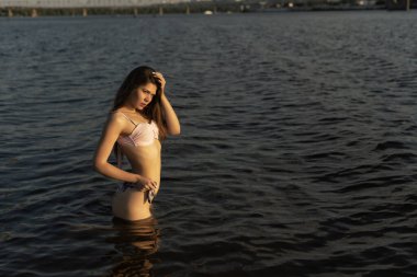 Nehir boyunca yaz yürüyüşü