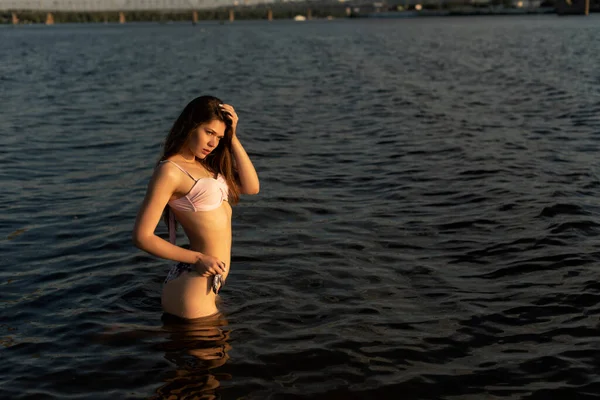 Nehir boyunca yaz yürüyüşü