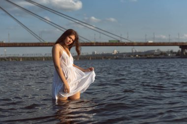 Nehir boyunca yaz yürüyüşü