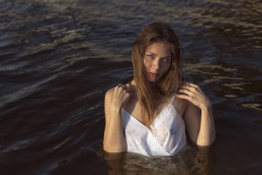 Nehir boyunca yaz yürüyüşü