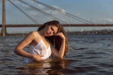 Nehir boyunca yaz yürüyüşü