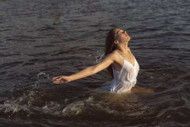 Nehir boyunca yaz yürüyüşü