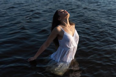 Nehir boyunca yaz yürüyüşü