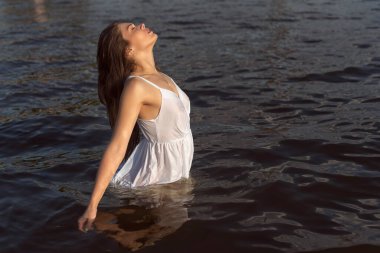 Nehir boyunca yaz yürüyüşü