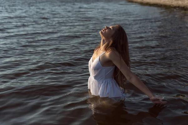 Nehir boyunca yaz yürüyüşü