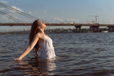 Nehir boyunca yaz yürüyüşü
