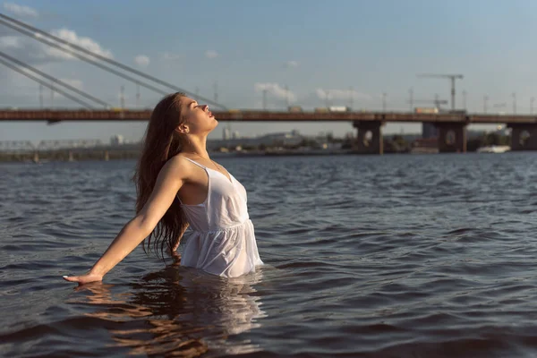 Nehir boyunca yaz yürüyüşü
