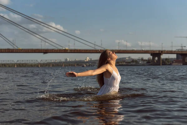 Nehir boyunca yaz yürüyüşü