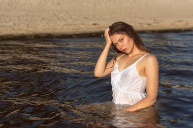 Nehir boyunca yaz yürüyüşü