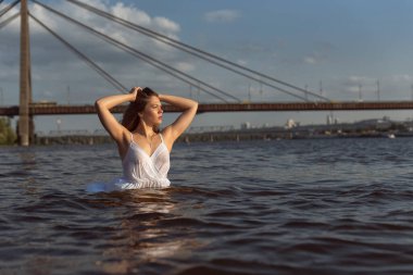 Nehir boyunca yaz yürüyüşü
