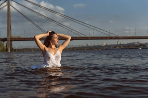 Nehir boyunca yaz yürüyüşü