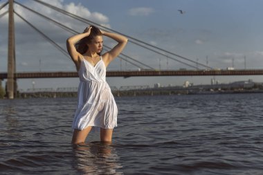 Nehir boyunca yaz yürüyüşü