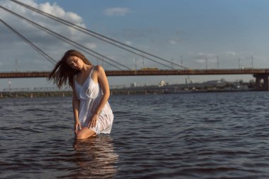 Nehir boyunca yaz yürüyüşü