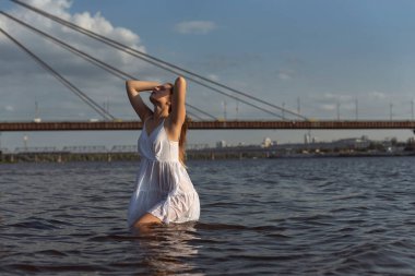 Nehir boyunca yaz yürüyüşü