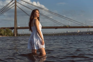 Nehir boyunca yaz yürüyüşü